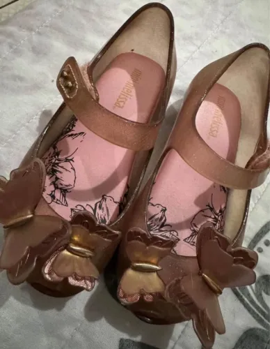 Melissa infantil com aplique de borboleta Rose