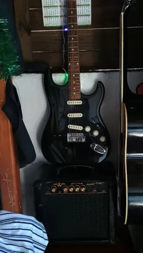 Guitarra Phoenix Stratocaster com cabo e case.