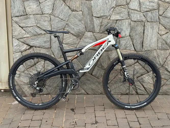 Bicicleta de carbono full suspension Orbea 27.5