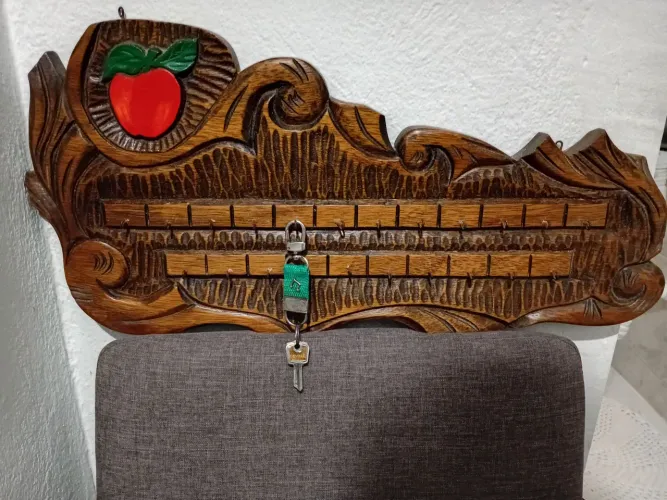Porta chaves ou xícaras entalhado em madeira nobre com 22 ganchos e 62cm.