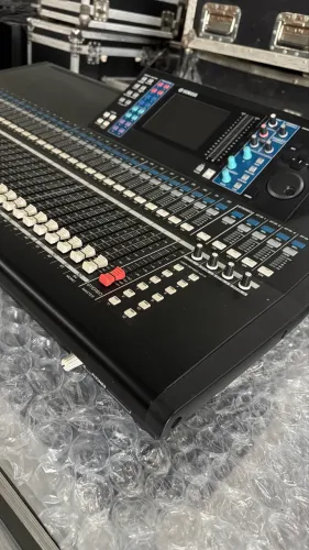Mesa de som digital Yamaha LS9-32 (Estado de Zero)