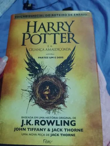 Livro Harry Potter e a criança amaldiçoada - edição especial do roteiro de ensaio