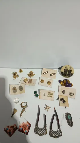 Lote de broches e bijuterias antigas <br>Todas pelo valor anunciado