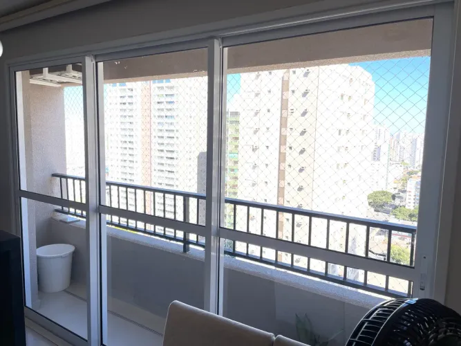 Porta em esquadria de alumínio com 3 folhas