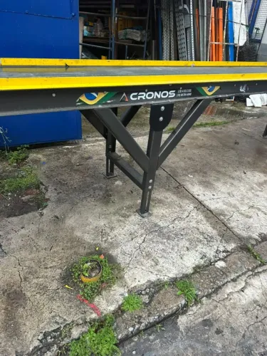 Esteira de transporte de produtos e caixas