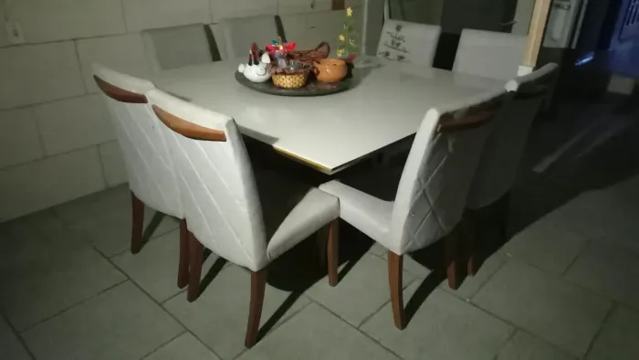 Mesa com tampo em vidro, quadrada e com 8 lugares