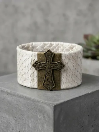 Pulseira Feminina Bracelete Textura Cobra Off White com Cruz Ouro Velho