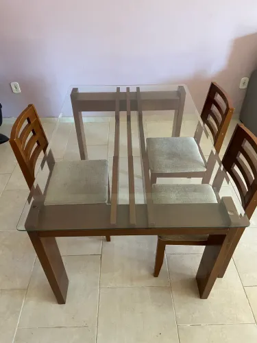 Mesa com tampo de vidro + 3 cadeiras