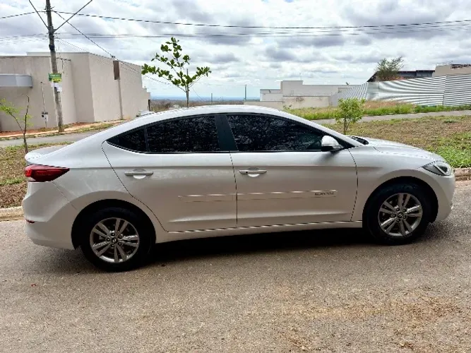 Hyundai Elantra 2.0 16V Flex Aut. 2017