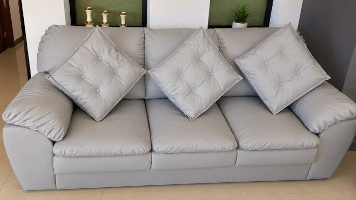Sofá 3 Lugares Cinza-Claro com Almofadas