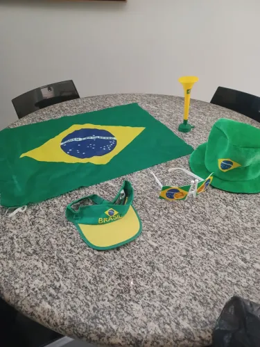 Kit bandeira chapéu viseira óculos e corneta copa Brasil 
