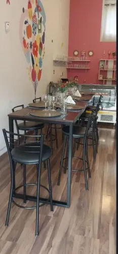 Estou vendendo mesa estilo industrial com 8 cadeiras altas(tipo bistrô)