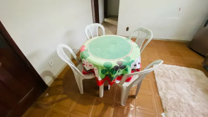 Mesa com 4 cadeiras + toalha de jogos