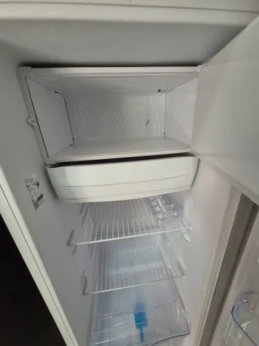 Vende-se geladeira eletrolux 240L semi nova, sem avarias. Valor:1500,00