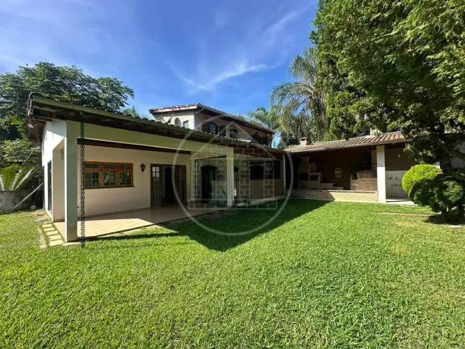 Casa em Condomínio à venda de frente a represa no Parque do Terceiro Lago