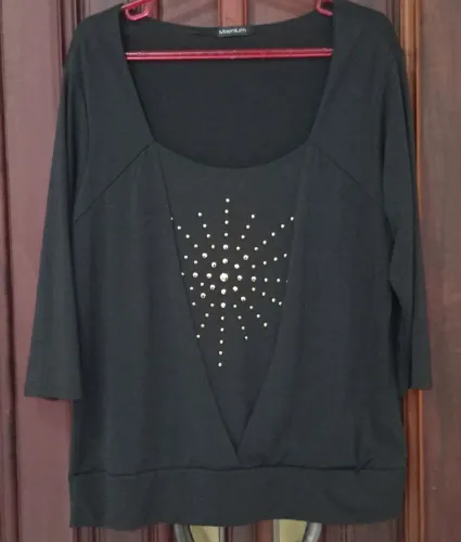 Blusa NOVA Manga 7/8 Recorte V Frontal Preta com apliques dourados tamanho 44