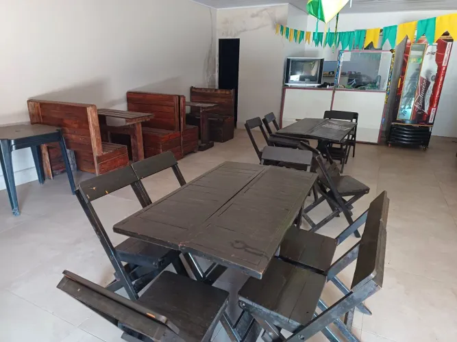 Mesas e bancos