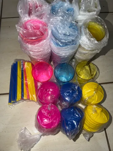 Copos Plásticos Coloridos com Tampa e Canudo - Novos - Festa/Eventos