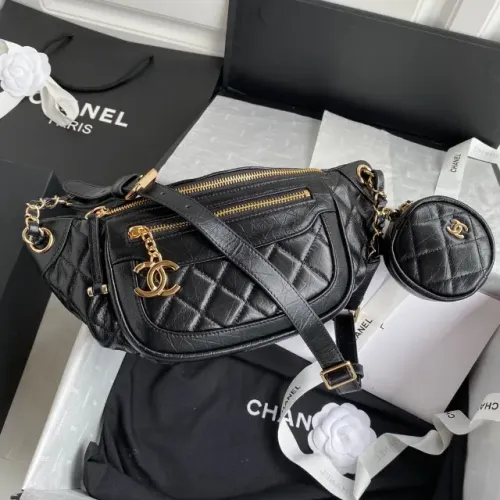 Bolsa Chanel Pochete Preta Matelassê com Bolsos