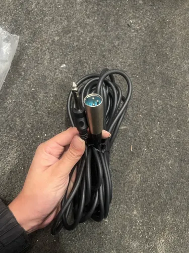 cabo para microfone/áudio com conectores XLR Fêmea em uma ponta e P10 Macho na outra.