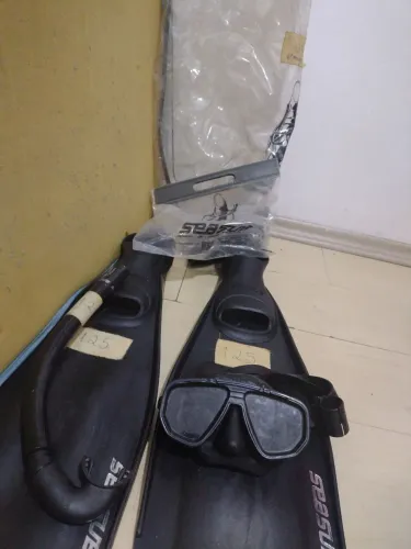 Pé de pato, máscara e snorkel para se divertir 