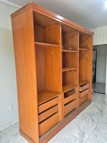 Guarda roupa de madeira