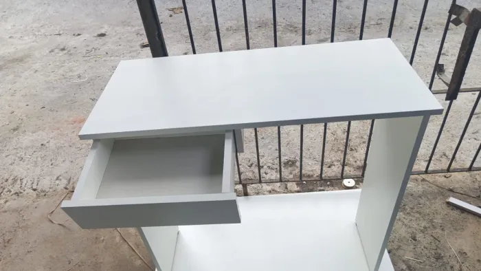 Mesa com gaveta