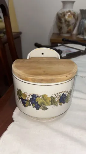 Saleiro pintado a mão.