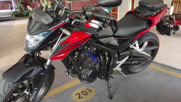 Vendo esta linda moto , dispenso curiosos. 
