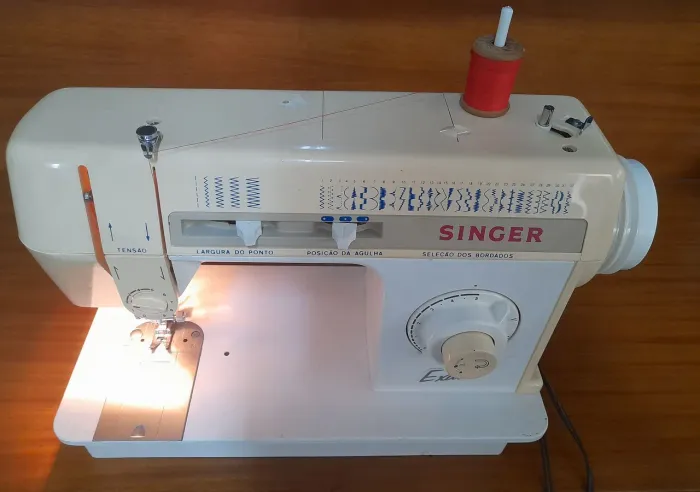 Maquina de costura Singer reta com zigue-zague 