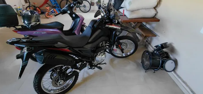 Vendo Bros com 3100 km, alarme, muito nova.