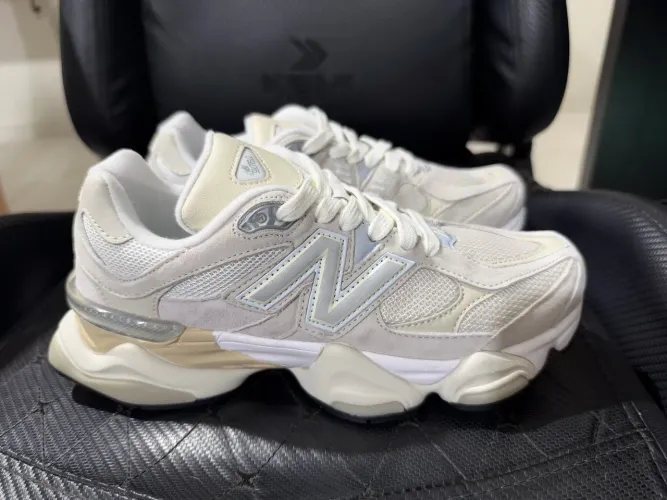 Tênis New Balance 9060 - tamanho 37 