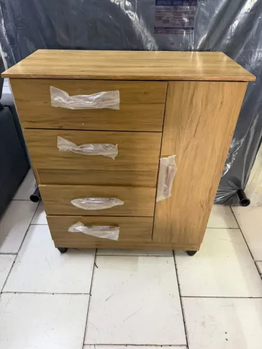 Cômoda 4 gavetas 1 porta