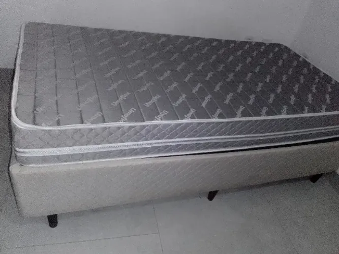 Vende-se cama box de solteiro, semi-nova, apenas 8 meses de uso. Contato: *