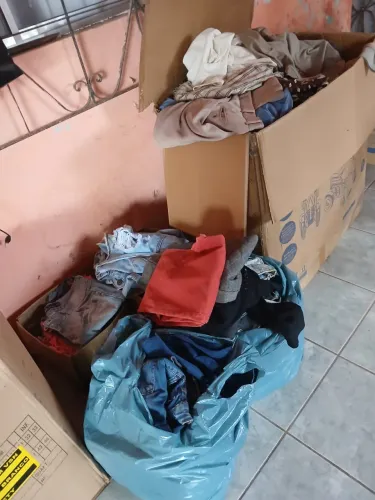 VENDO CAIXA COM ROUPAS PARA BAZAR