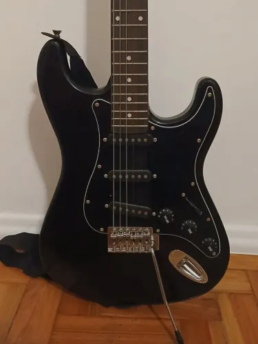 GUITARRA STRATOCASTER KONIG (perfeito estado ajustada!)