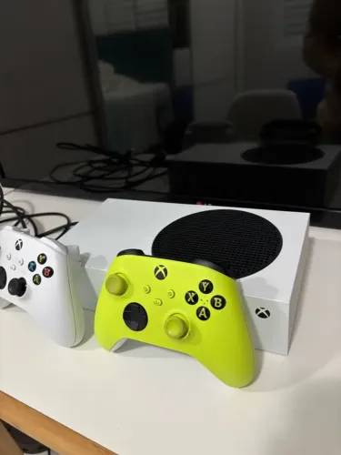 ? XBOX SERIES S + 2 CONTROLES EXCELENTE ESTADO