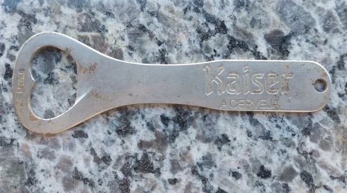Abridor de garrafa kaiser eberle cerveja refrigerante antiguidade antigo uso enfeite raro