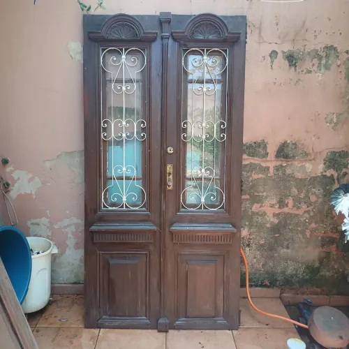Porta antiga, madeira maciça