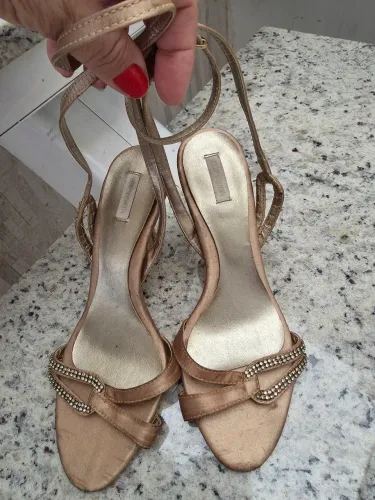 Sandália com strass dourada