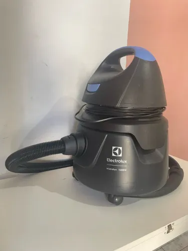 Aspirador água pó Electrolux compacto potente
