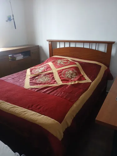 Cama de casal de madeira