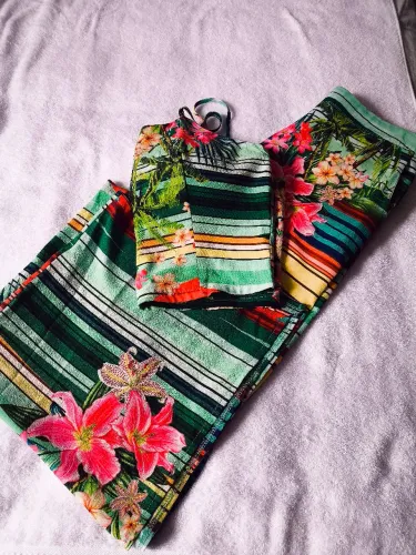 Conjunto de calça e cropd floral
