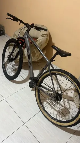Bicicleta aro 29 muito nova, menos de um ano de uso