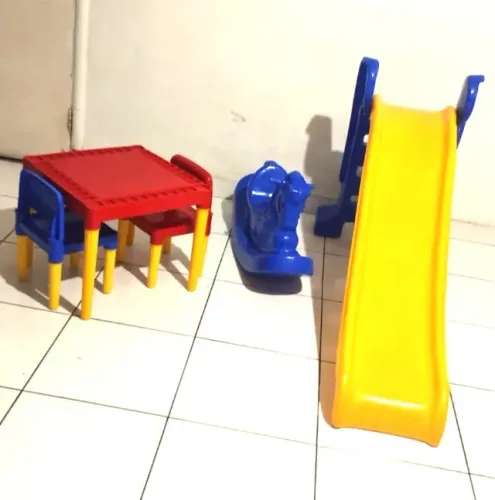Escorregador, cavalinho e mesinha com duas cadeiras em ótimo estado.