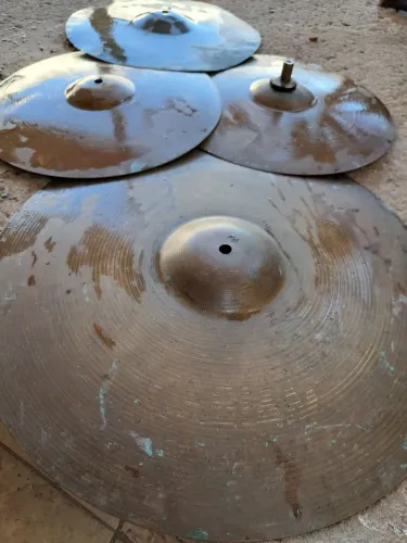 Pratos de bateria musical em metal