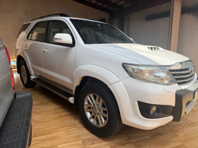 Toyota Hilux SW4 SRV D4-d 4X4 3.0 TDI Dies. AUT 2014
