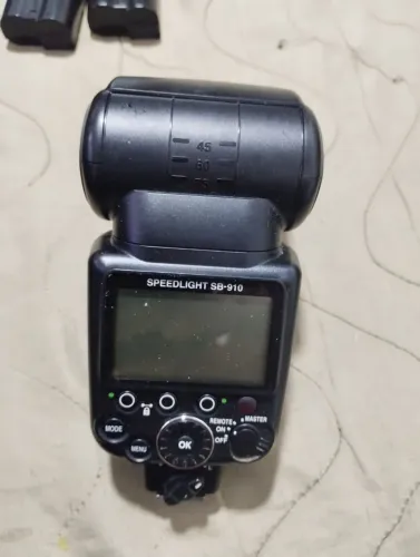 Vendo flash CB 910 para máquina fotográfica Nikon em excelente estado