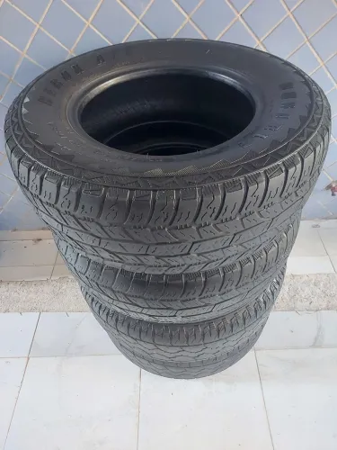 Vendo 04 pneus 245 70 16 em bom estado valor R$800,00.