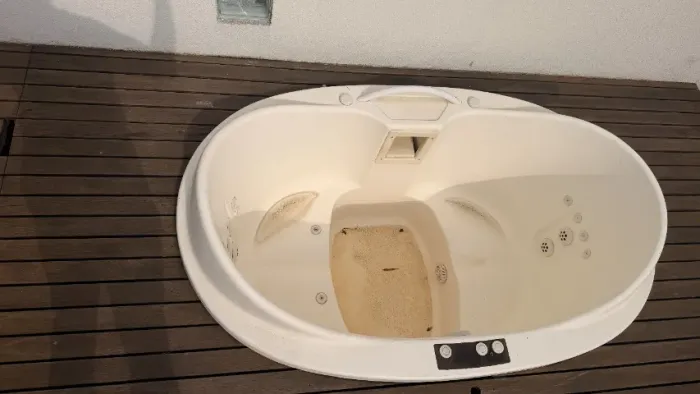 Jacuzzi com deck de Madeira Sob medida + Espreguiçadeira Integrada
